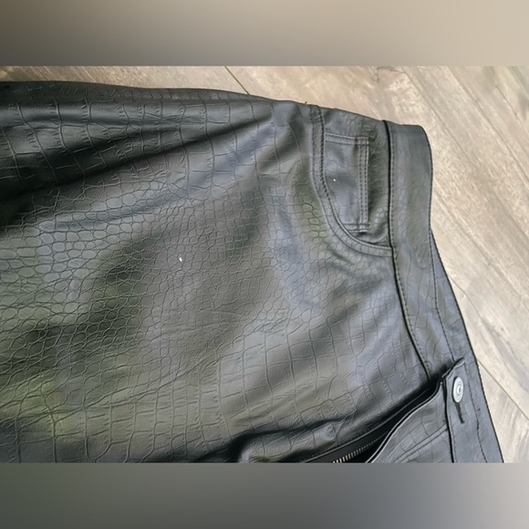 H&M Divided Faux Leather, Texured Skinny Pant (Size: 12/44) - Picture 4 of 5